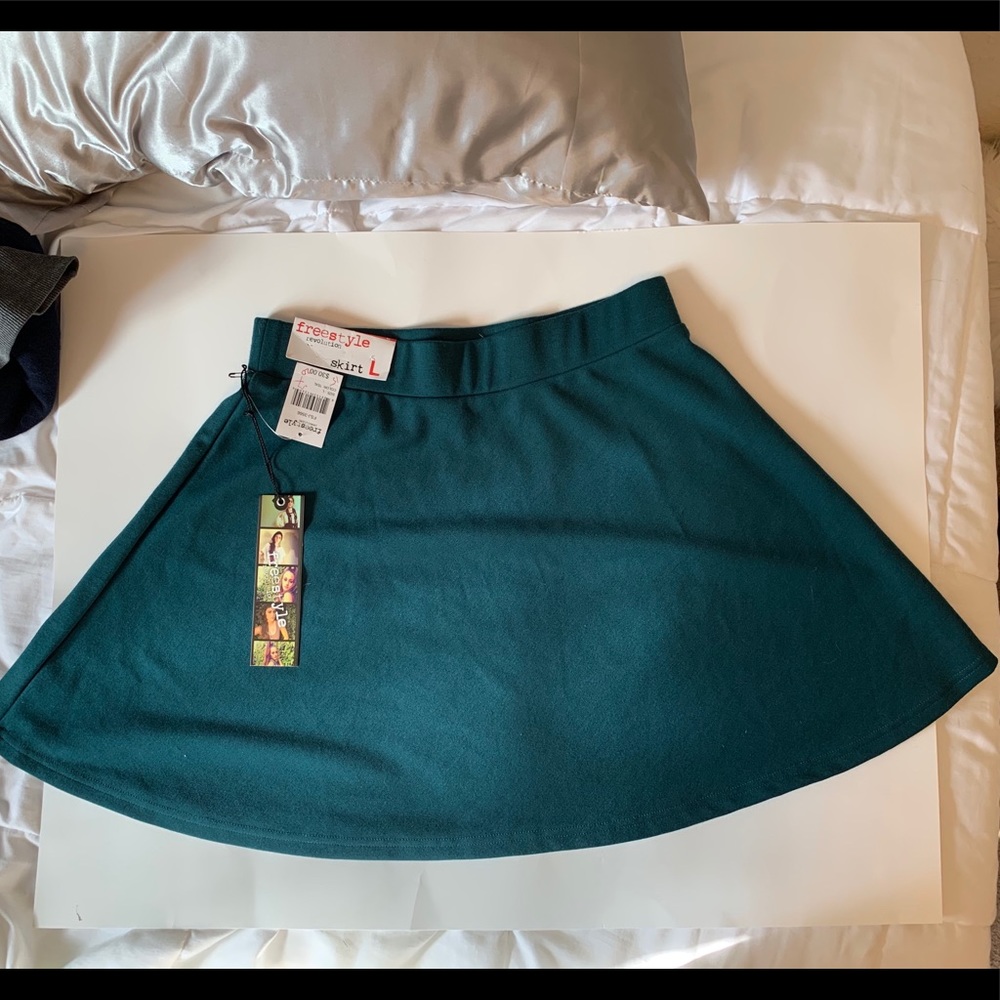 Forest greenskater skirt New With Tags! Size Large